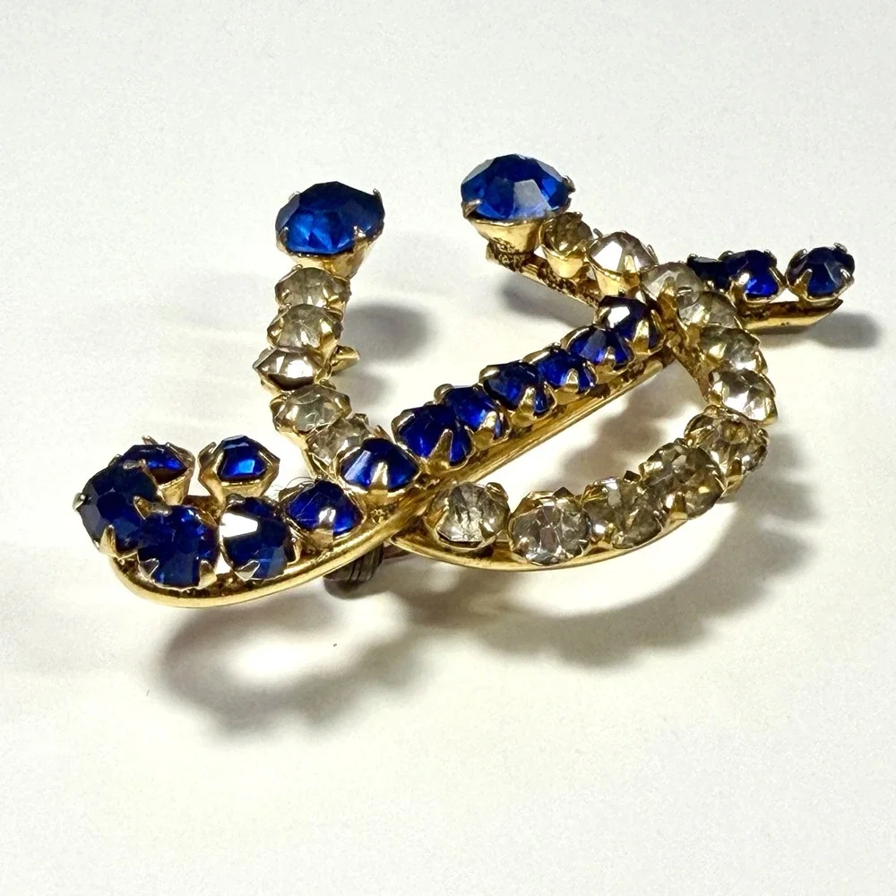 VTG MCM Horseshoe Ribbon Brooch Sapphire Blue Clear Rhinestone Gold Tone 2.25